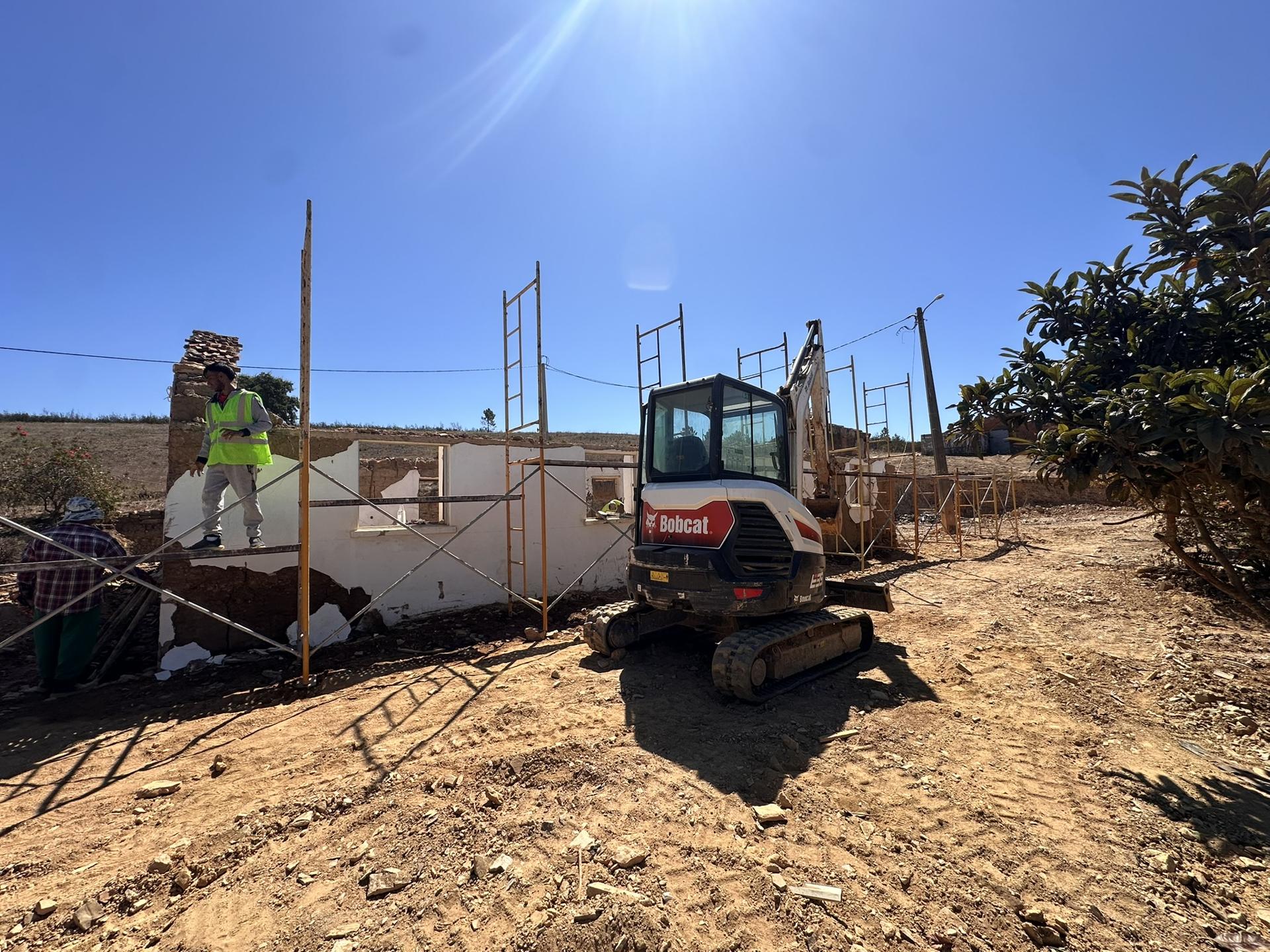 AMR machinery working on a customer job site in the Algarve.